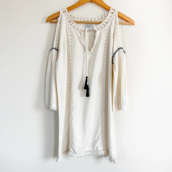 Romeo & Juliet Couture Dresses & Skirts - Romeo + Juliet Couture Cold Shoulder cover up tunic mini dress Split Neck Fringe